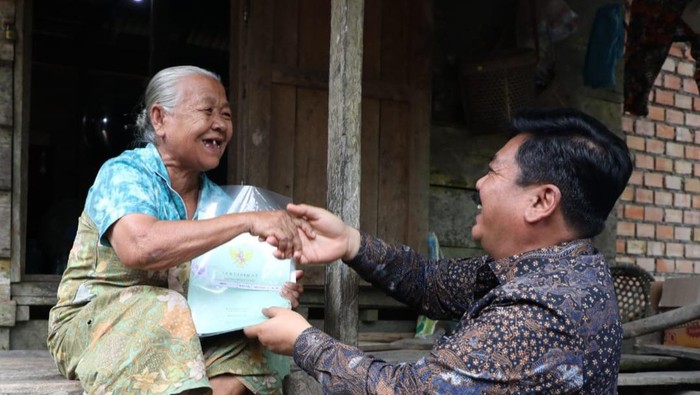 Menteri ATR/BPN Hadi Tjahjanto saat menyerahkan sertifikat kepada SAD