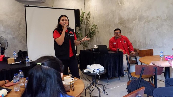 Meryl Rouli Saragih saat memberikan pelatihan pada jurkam muda Ganjar. (Foto: Istimewa).