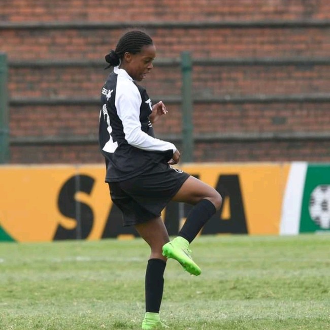 Tak hanya punya kesamaan fitur wajah, Michi Minnies juga memiliki bakat seperti seniornya. Dilansir iDiski Times, wanita 21 tahun tersebut sejauh ini sudah mencetak 23 gol dalam berbagai kompetisi meski baru debut. Foto: Twitter/Instagram