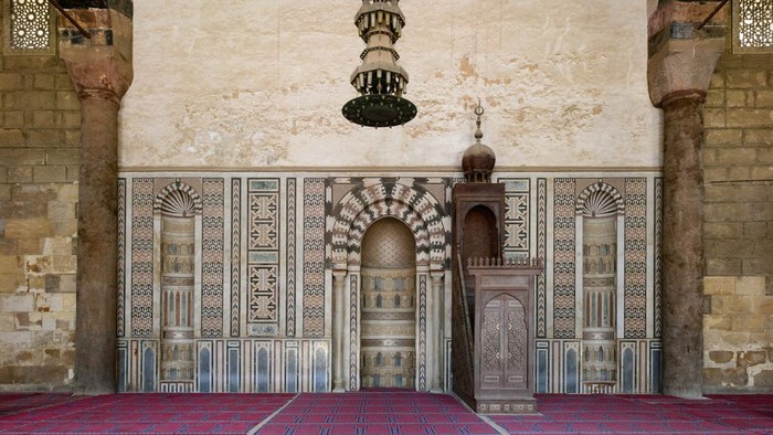 This photo was taken in Egypt, in the north of the country in Cairo. There are wall details of the Al-Nasser Mohammed Ibn Kalawoun Mosque.