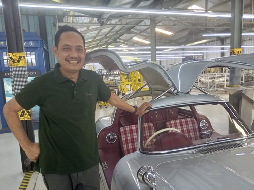 Mobil replika Mercedes Benz 300 SL yang dibeli oleh Ketua MPR Bambang Soesatyo alias Bamsoet dari Tuksedo Studio. (Aryo Mahendro)