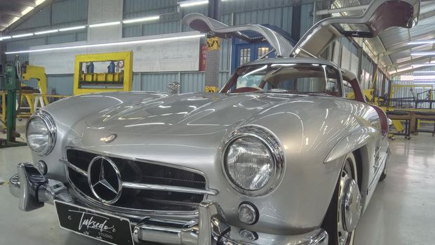 Mobil replika Mercedes Benz 300 SL yang dibeli oleh Ketua MPR Bambang Soesatyo alias Bamsoet dari Tuksedo Studio. (Aryo Mahendro)