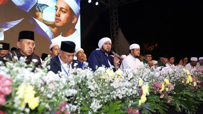Momen Putri Zulhas dan Puluhan Ribu Warga Ikuti Lampung Berselawat Puluhan ribu warga Lampung memenuhi Lapangan Hadimulyo Barat, Metro, Lampung pada Sabtu (9/9) malam untuk menghadiri acara Lampung Berselawat.