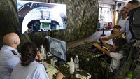 Anak-anak juga bisa menjajal simulator pesawat tempur. 