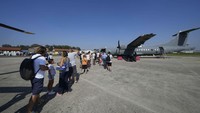 Pengunjung antre untuk menaiki pesawat kargo militer di Bandara Linate, Milan, Italia, Sabtu, 9 September 2023. 