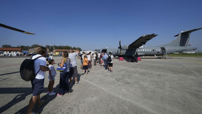 Momen Warga Italia Antre Naik Pesawat Tempur A kid plays with a fighter plane simulator on the occasion of the centenary of the Italian air force at the hangar Linate airport, in Milan, Italy, Saturday, Sept. 9, 2023. (AP Photo/Luca Bruno)
