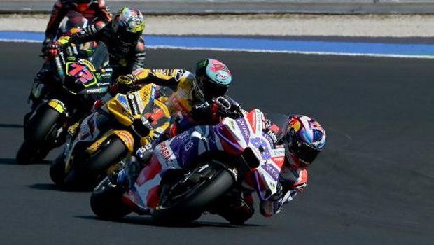 Prima Pramac Racing's Spanish rider Jorge Martin leads Ducati Lenovo Team's Italian rider Francesco Bagnaia and Mooney VR46 Racing Team's Italian rider Marco Bezzecchi as they compete during the San Marino MotoGP Grand Prix at the Misano World Circuit Marco-Simoncelli in Misano Adriatico on September 10, 2023. (Photo by Filippo MONTEFORTE / AFP)