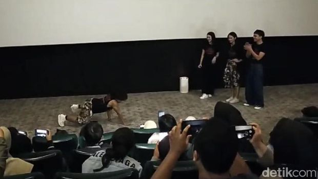 Muhammad Khan lakukan adegan aing maung di bioskop Sukabumi.