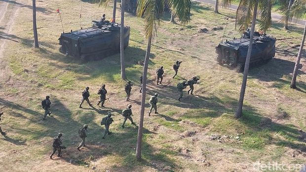 Operasi amfibi yang digelar di Pantai Banongan, Situbondo, Jawa Timur. (M Sholihin/detikcom)