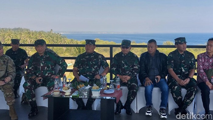 Panglima TNI Laksamana Yudo Margono bersama kepala staf meninjau langsung operasi amphibi yang digelar di Pantai Banongan, Situbondo, Jawa Timur. (Sholihin/detikcom)