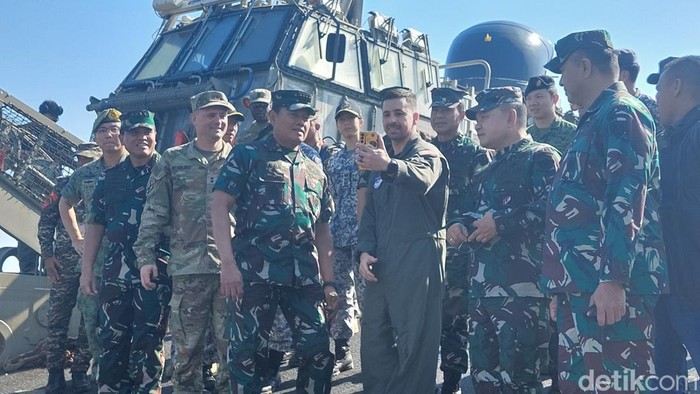 Panglima TNI Laksamana Yudo Margono bersama para kepala staf tinjau ranpur Amerika di Situbondo (Sholihin/detikcom).