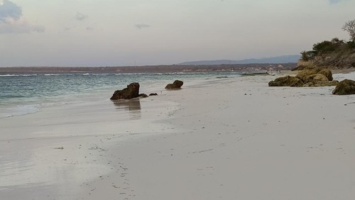 Suasana Pantai Kawona yang sepi dan tenang cocok untuk bersantai.