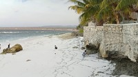 Foto: Pantai Kawona memiliki hamparan pasir putih yang cukup bersih. (Yufengki Bria/detikBali)