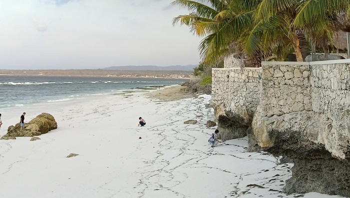 Pantai Kawona memiliki hamparan pasir putih yang cukup bersih.