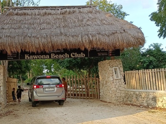 Tiket masuk Pantai Kawona untuk mobil dipatok Rp 10.000 sedangkan sepeda motor Rp 5.000.