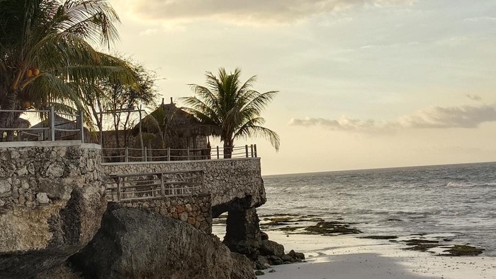 Pantai Kawona punya tebing karang yang di atasnya dibuatkan tempat bersantai.