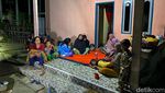 Potret Warga Tidur di Luar Rumah Pascagempa M 6,3 di Donggala Sulteng