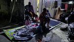 Potret Warga Tidur di Luar Rumah Pascagempa M 6,3 di Donggala Sulteng