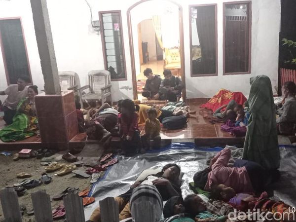 Potret Warga Tidur di Luar Rumah Pascagempa M 6,3 di Donggala Sulteng