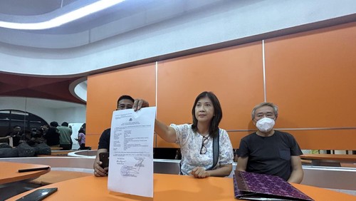 Pemilik Ayuterra Resort Ubud Bali, Linggawati Utomo (tengah) ditemani keluarga saat menunjukkan laporan polisi, Minggu (10/9/2023).