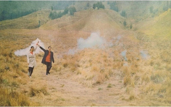 Kebakaran Bukit Teletubbies Gunung Bromo disebut dampak dari aktivitas foto prewedding yang menggunakan flare. Berikut ini beberapa potret prewedding tersebut.