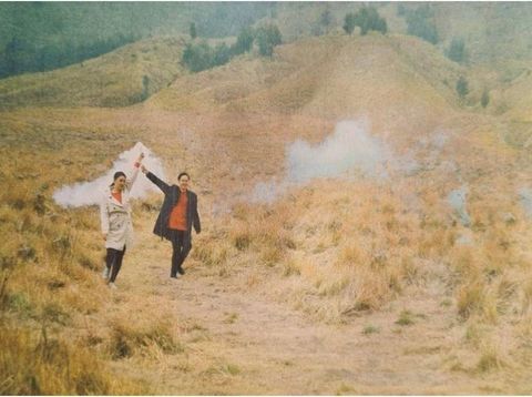 Kebakaran Bukit Teletubbies Gunung Bromo disebut dampak dari aktivitas foto prewedding yang menggunakan flare. Berikut ini beberapa potret prewedding tersebut.