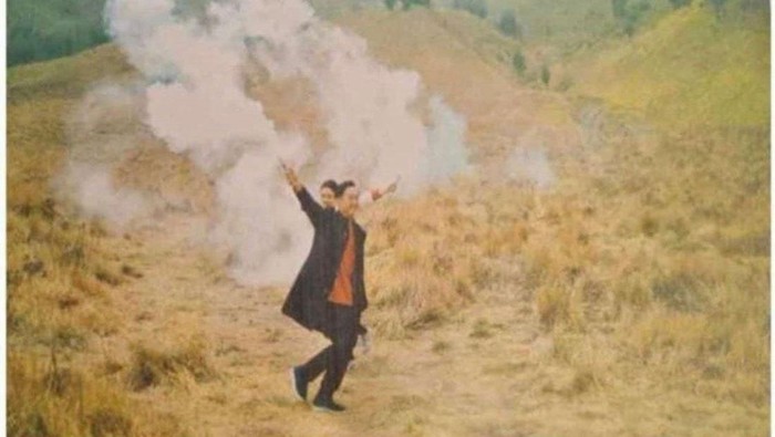 Kebakaran Bukit Teletubbies Gunung Bromo disebut dampak dari aktivitas foto prewedding yang menggunakan flare. Berikut ini beberapa potret prewedding tersebut.