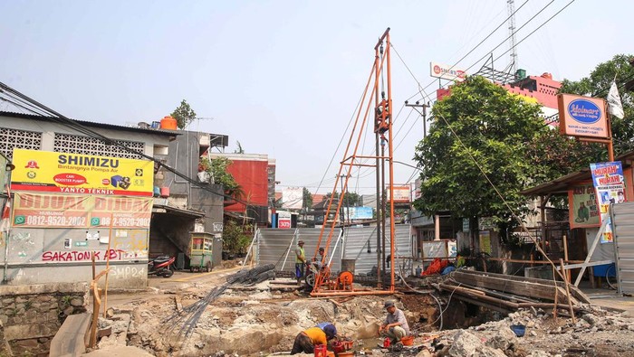 Jembatan Kali Cantiga di Jalan Ceger Raya, Tangerang Selatan, Banten, tengah direvitalisasi. Jembatan sepanjang 5 meter itu akan ditinggikan.