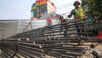 Tampak kontruksi jembatan tengah dibuat. 