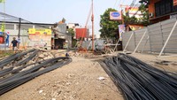 Jembatan sepanjang 5 meter tersebut akan ditinggikan. 