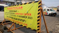 Akibat adanya proyek ini, lalu lintas di kawasan tersebut dialihkan ke sejumlah jalur alternatif. 