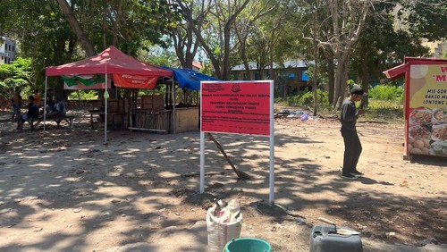Penyidik Tidak Pidana Khusus  Kejati NTT saat menyita tanah dan bangunan Hotel Plago pada Sabtu (9/9/2023) di Pantai Pede, Desa Gorontalo, Kecamatan Komodo, Kabupaten Manggarai Barat. (Dokumen Kejati NTT)