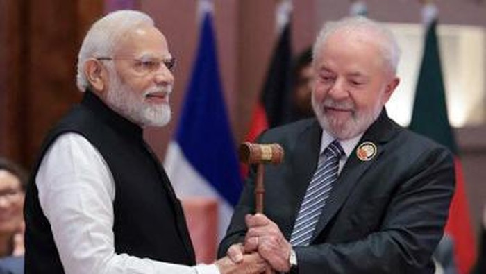 Indias Prime Minister Narendra Modi (L) hands over the gavel to Brazils President Luiz Inacio Lula da Silva (R) during the third working session of the G20 Leaders Summit in New Delhi on September 10, 2023. Indian Prime Minister Narendra Modi called an end September 10, to the G20 summit in New Delhi by passing on a ceremonial gavel to Brazil, which will take the blocs presidency. (Photo by PIB / AFP) / RESTRICTED TO EDITORIAL USE
