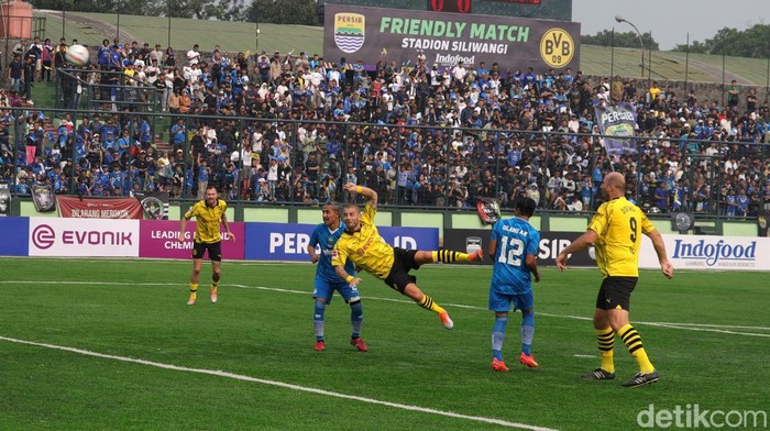 Persib Bandung All Stars vs Borussia Dortmund Legends di Stadion Siliwangi, Kota Bandung, Minggu (10/9/2023).