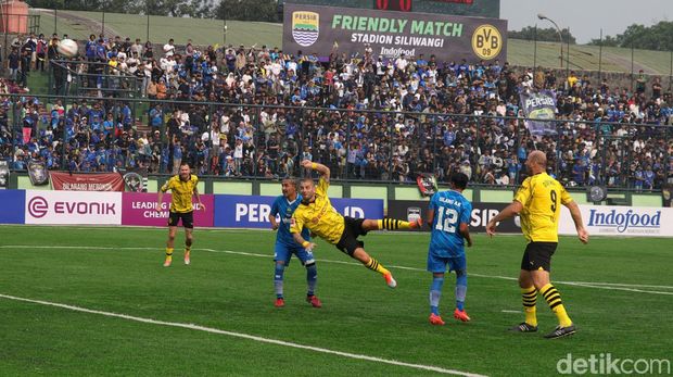 Persib Bandung All Stars vs Borussia Dortmund Legends di Stadion Siliwangi, Kota Bandung, Minggu (10/9/2023).