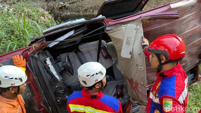 Petugas mengevakuasi mobil Panther yang kecelakaan di Polokarto, Sukoharjo, Minggu (10/9/2023).