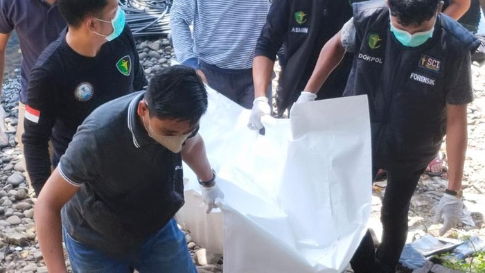 Polisi mengevakuasi mayat yang ditemukan di Sungai Tello Makassar.