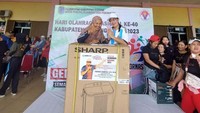 Semarak Haornas tersebut juga dimeriahkan oleh Wakil Bendahara DPD PDI Perjuangan Kalimantan Barat, Yohanes Rumpak dengan memberikan dukungan berupa doorprize kepada peserta senam massal. 