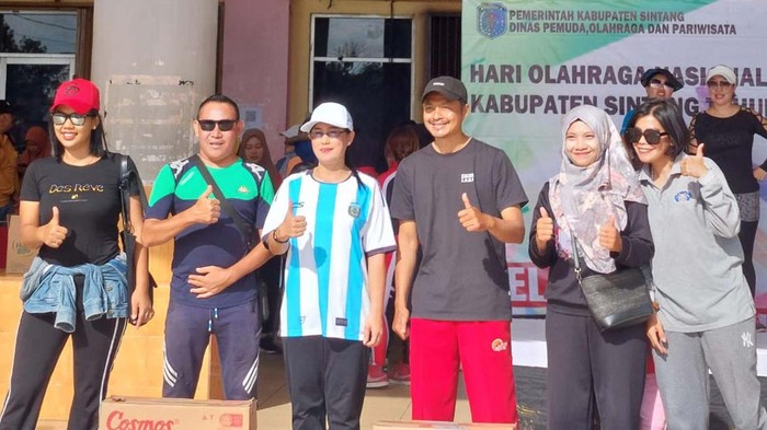 Politisi PDIP Peringati Haornas 2023 Wakil Bendahara DPD PDI Kalimantan Barat, Yohanes Rumpak, hadiri senam massal di Indoor Apang Semangai, Sintang, Kalbar. Ia memberikan sejumlah hadiah.