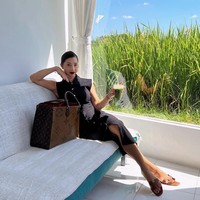 Uangnya tidak cukup baik. Kita harus memikirkan pindah rumah dari Bali ke Jakarta. Aku juga bisa mendapatkan uang lebih di sana, tapi ada pengeluaran yang lebih lagi. Itu artinya aku butuh nanny, aku butuh ART, sopir, jadi banyak hal yang harus dipikirkan. Jadi kita tolak,” tambahnya. Foto: Instagram: @jenniferbachdim