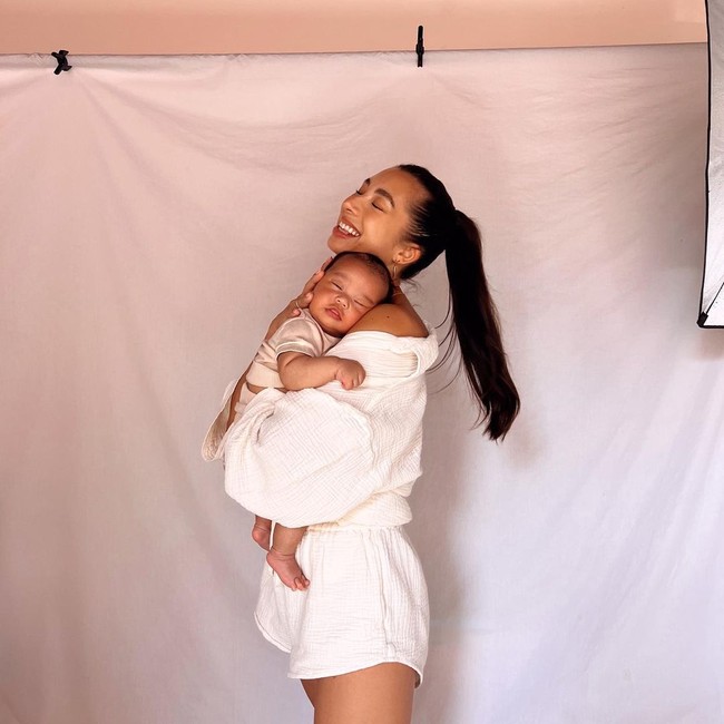 Ibu empat anak ini tidak mempermasalahkan jika dirinya kini harus bekerja, sementara sang suami rehat sejenak sembari menghabiskan waktu dengan buah hatinya. “Irfan sudah bekerja sejak kami bersama. Kami menghasilkan uang yang artinya bagus,” tutur Jennifer yang telah dinikahi Irfan sejak 2011. Foto: Instagram: @jenniferbachdim