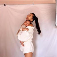 Ibu empat anak ini tidak mempermasalahkan jika dirinya kini harus bekerja, sementara sang suami rehat sejenak sembari menghabiskan waktu dengan buah hatinya. “Irfan sudah bekerja sejak kami bersama. Kami menghasilkan uang yang artinya bagus,” tutur Jennifer yang telah dinikahi Irfan sejak 2011. Foto: Instagram: @jenniferbachdim