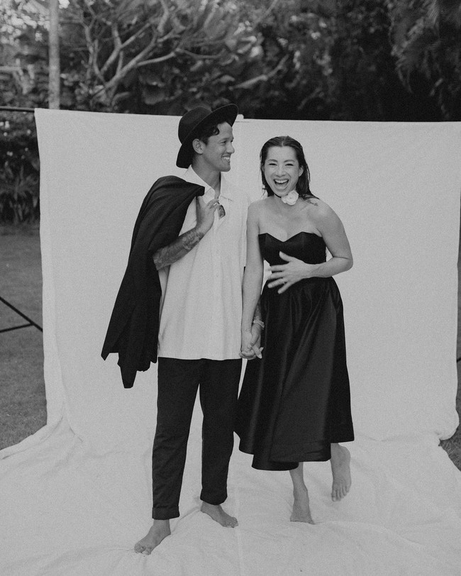 Sejak Irfan Bachdim memutuskan mundur dari Persis Solo, keluarga ini kehilangan sumber pendapatan utama. Baik Jennifer dan Irfan memutuskan untuk bertukar peran. Jennifer kini turun tangan untuk mendukung finansial keluarga. Foto: Instagram: @jenniferbachdim