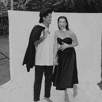 Sejak Irfan Bachdim memutuskan mundur dari Persis Solo, keluarga ini kehilangan sumber pendapatan utama. Baik Jennifer dan Irfan memutuskan untuk bertukar peran. Jennifer kini turun tangan untuk mendukung finansial keluarga. Foto: Instagram: @jenniferbachdim