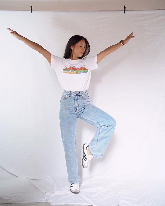 “Suamiku tidak main lagi sekarang dan kita membuat keputusan yang sulit. Jadi dia main di Persis Solo tahun lalu, dan di tahun ini mereka mau memperpanjang kontrak. Tapi, di Solo susah banget untuk keluarga kami mencari rumah, kehidupan, dan sekolah. Jadi kami memutuskan tidak usah lagi di Solo, kata Jennifer, seperti dikutip dari YouTube Melaney Ricardo. Foto: Instagram: @jenniferbachdim