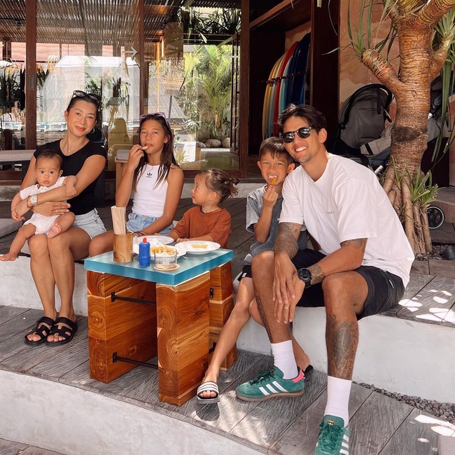 Irfan Bachdim tak berdiam diri menjadi pengangguran. Ia mendapatkan kesempatan bermain sepakbola di Jakarta, namun ditolak karena beberapa pertimbangan. Foto: Instagram: @jenniferbachdim