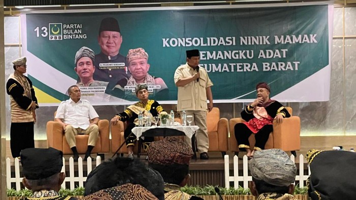 Prabowo menerima dukungan dari ninik mamak pemangku adat di Sumbar.