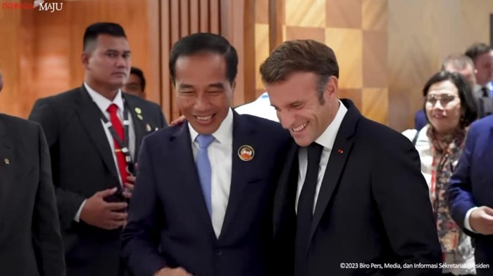 Presiden Jokowi dirangkul Presiden Prancis Emmanuel Macron di sela KTT G20 India (Tangkapan layar YouTube Setpres).