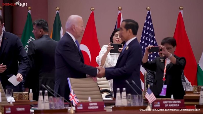 Presiden Jokowi saat bersalaman dengan Presiden AS Joe Biden (Tangkapan layar YouTube Setpres).