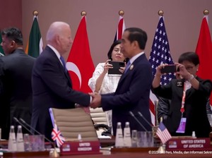 Jokowi Salaman dengan Biden di KTT G20, Menlu-Menkeu Jadi Juru Foto